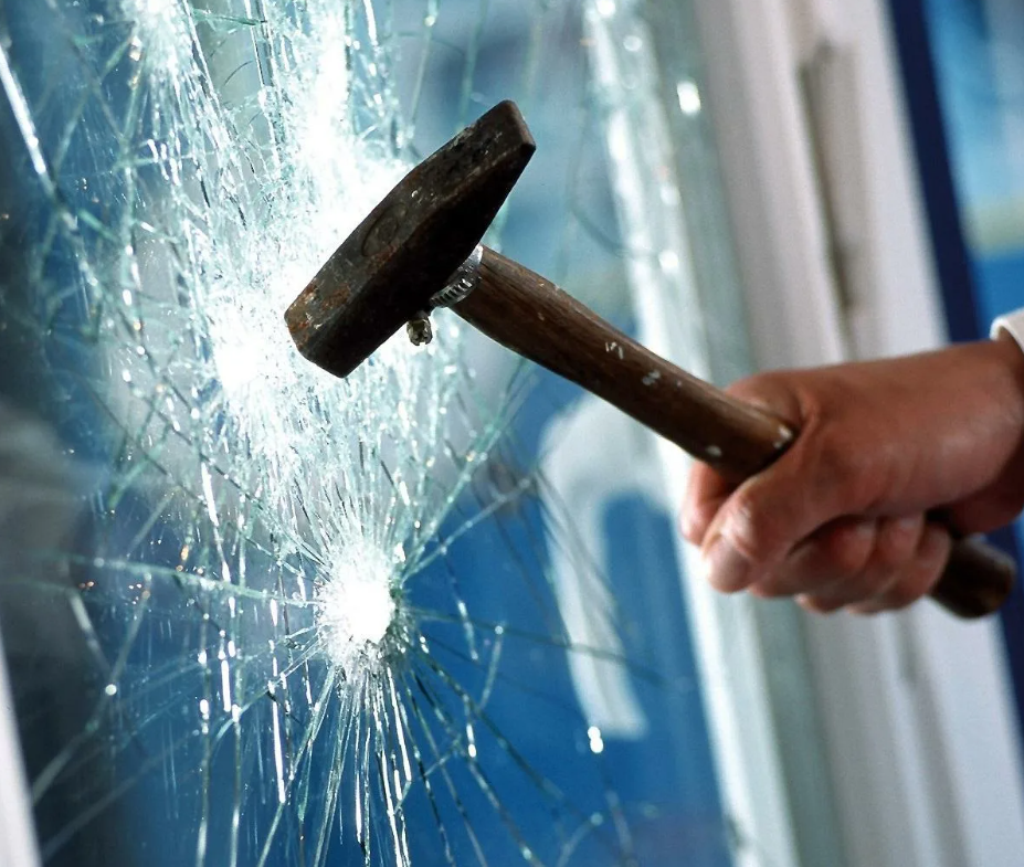 Бронирование окон, балконов и других стекол защитной пленкой